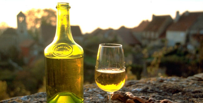 Жёлтое вино в бутылке клавлен