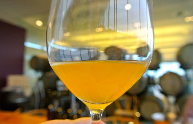 Оранжевое вино в бокале